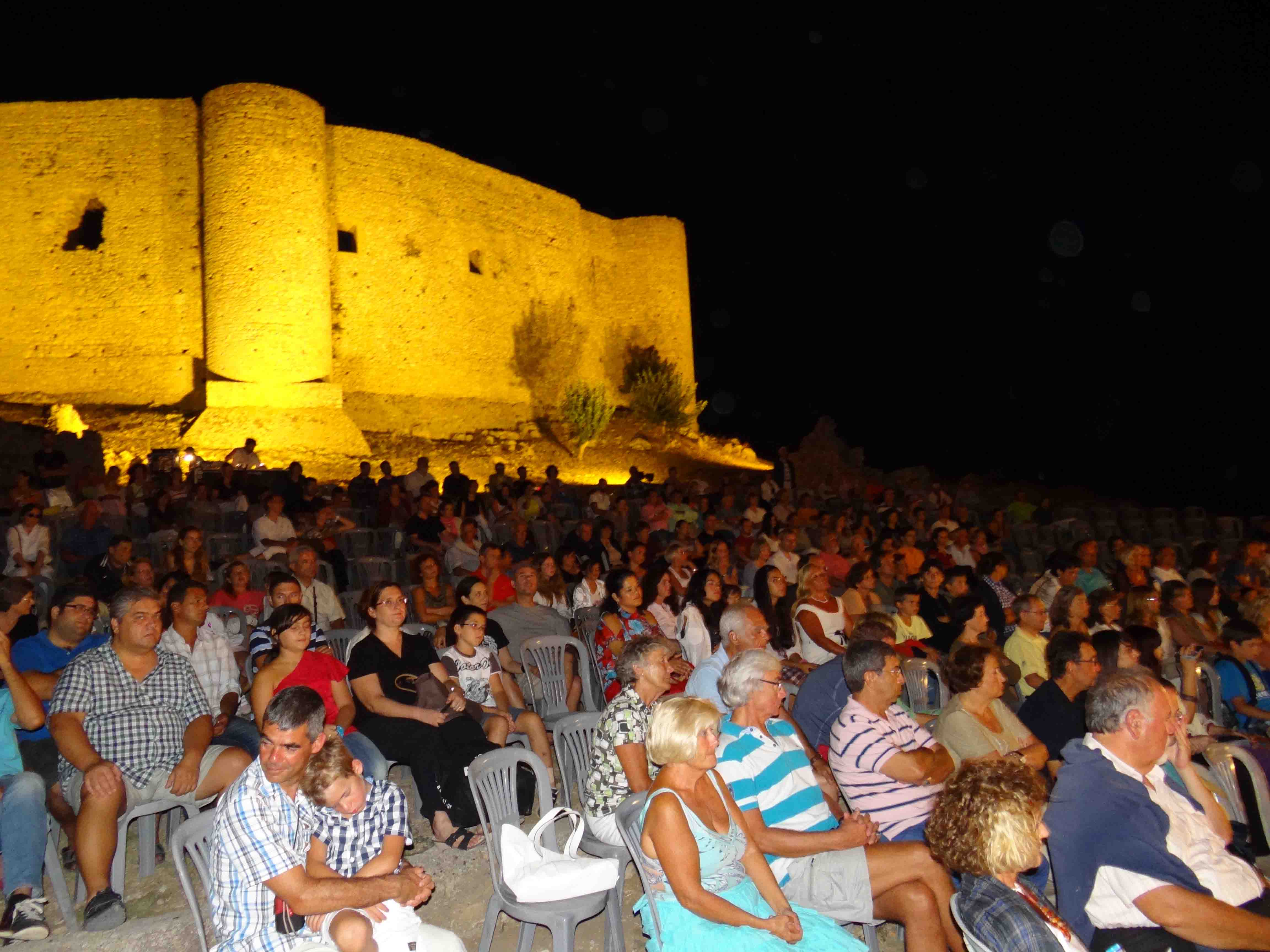 das Publikum des Klassischen Konzerts von dem Jugendsymphonieorchesters Böblingen in der griechischen Burg Kastro Kyllino in Egion
