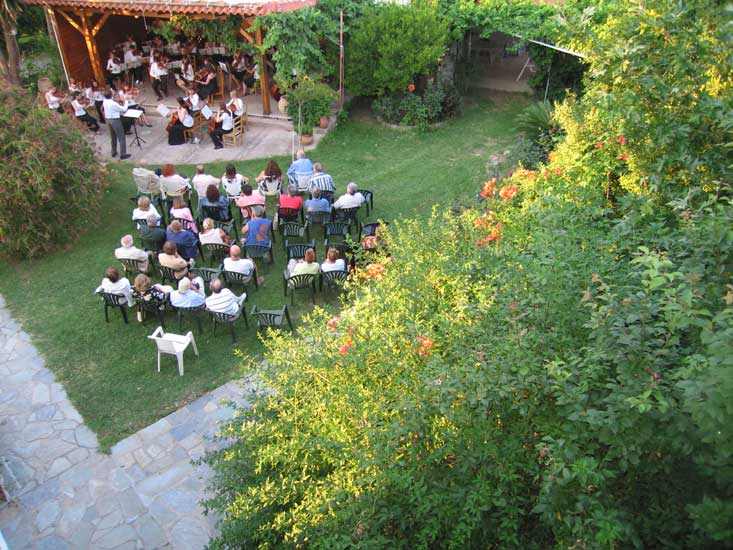 klassisches konzert im griechischen garten