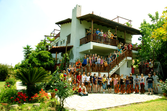 Das Haus im Hellenikon Idyllion mit den Gästen aus dem Jahr 2010