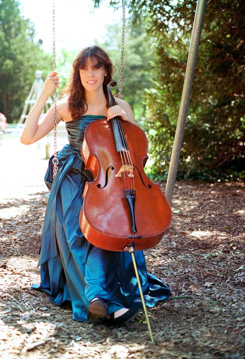 Ioanna Seira am Cello in Griechenland