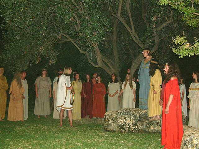 Die Oper Orpheus und Eurydike unter den Olivenbäumnen des Hellenikon Idyllions