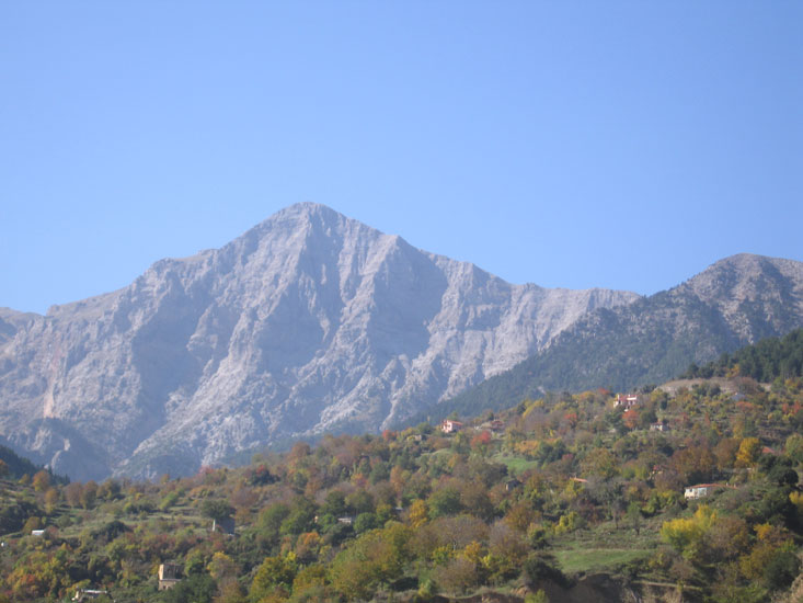Ausblick in die Berge vom Bergsee Tsivlos