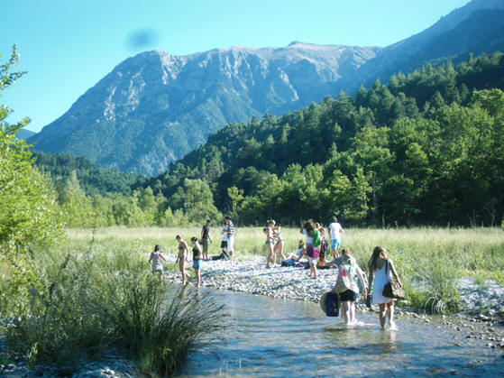 Das Puchheimer Orchester im Bergfluss vor dem Bergdorfkonzert in Peristera