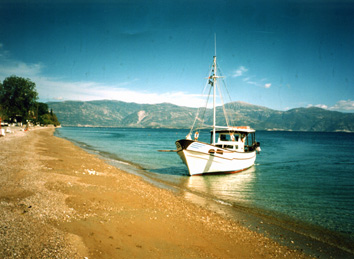 Boot am Strand von Selianitika