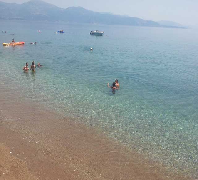 Strand vor dem Haus in Selianitika