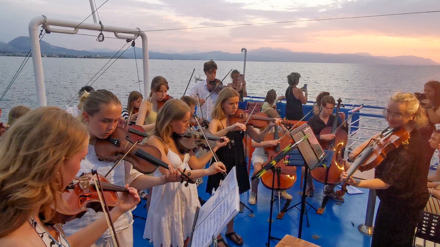 Norwegisches Violinorchester auf dem Boot bei Korinth